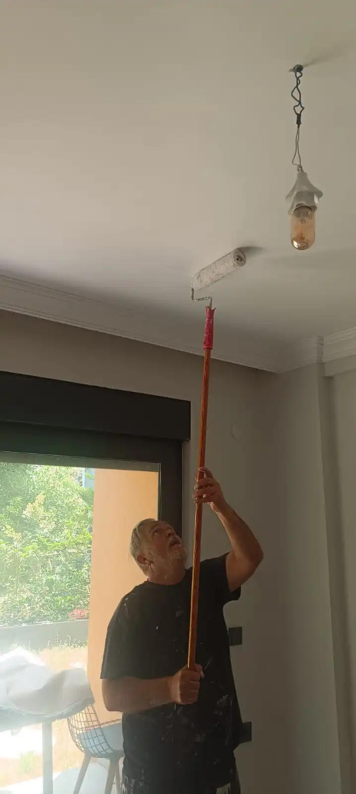 Tavan boya rulo uygulaması
